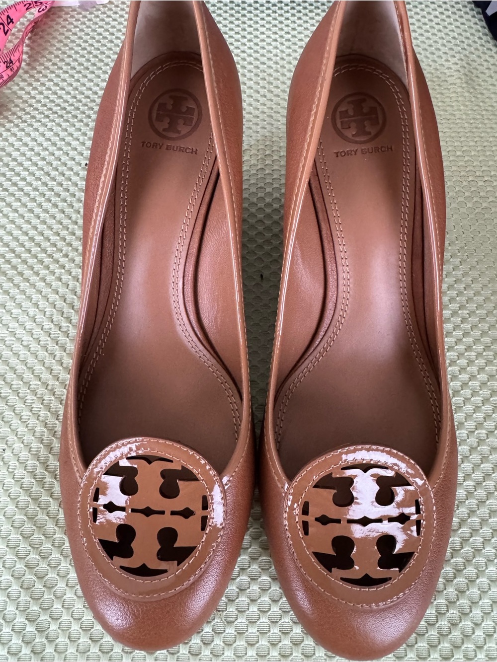 Tory Burch Size 9 Walnut Brown Pebble Leather Logo 3” Wedge Round Toe Pumps NWOT - Picture 2 of 12
